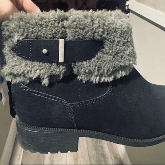 BRAND NEW NEVER USED UGG Fur Trim Boots (Booties) 9.5 US - Picture 2 of 13